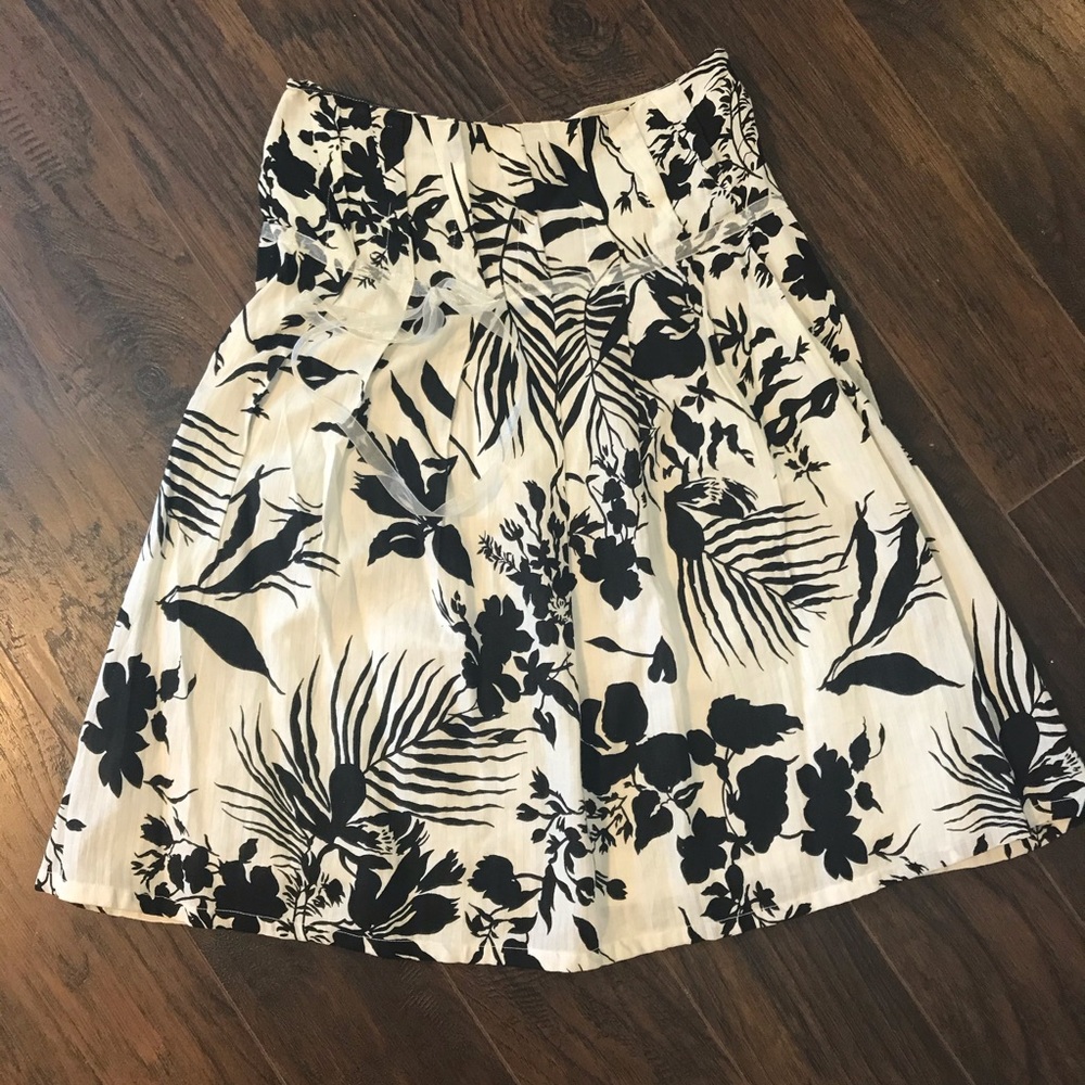 Beautiful leaf print skirt